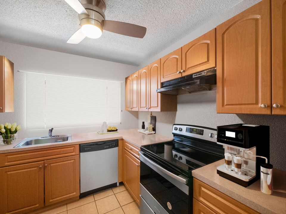 For Sale: $240,000 (2 beds, 1 baths, 813 Square Feet)