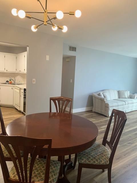 For Rent: $2,300 (2 beds, 2 baths, 1180 Square Feet)