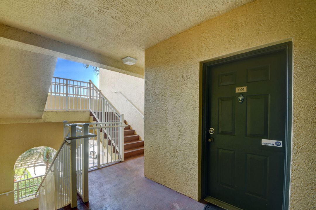 For Sale: $325,000 (2 beds, 2 baths, 1058 Square Feet)