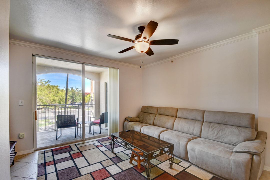 For Sale: $325,000 (2 beds, 2 baths, 1058 Square Feet)