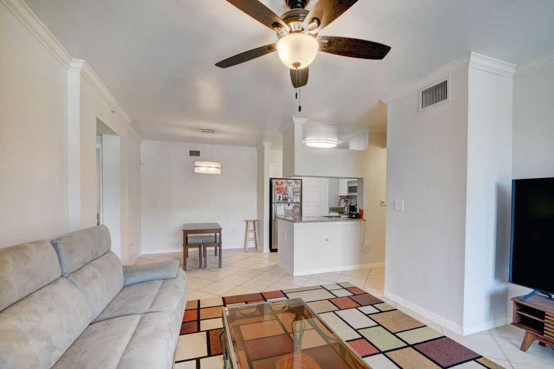 For Sale: $325,000 (2 beds, 2 baths, 1058 Square Feet)