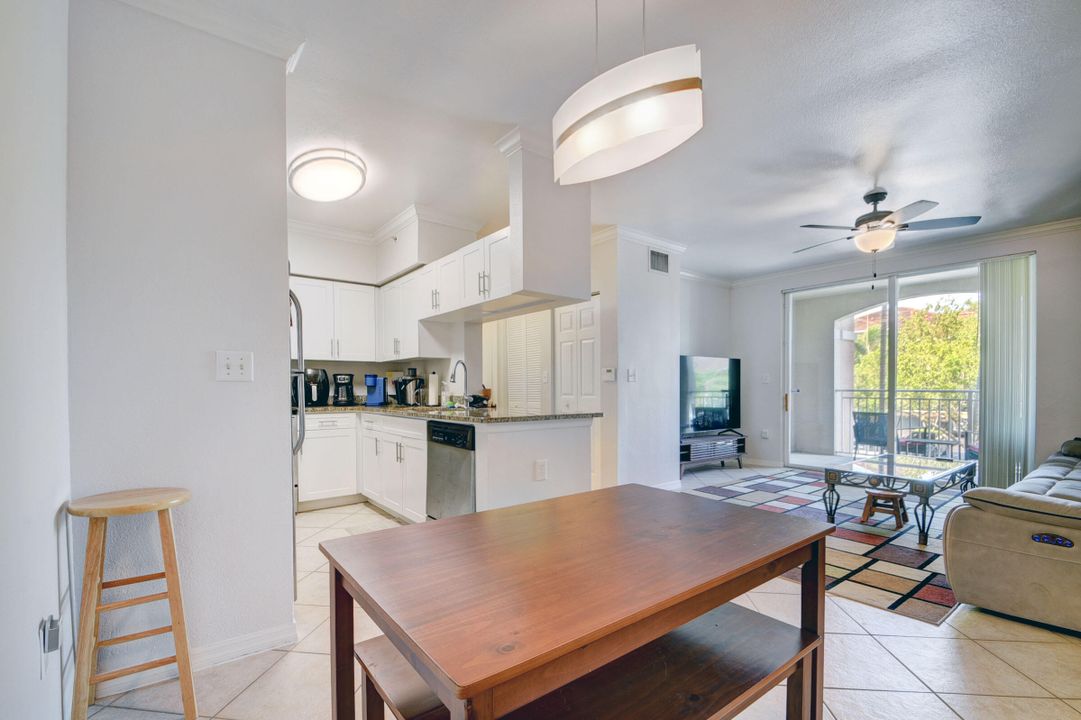 For Sale: $325,000 (2 beds, 2 baths, 1058 Square Feet)