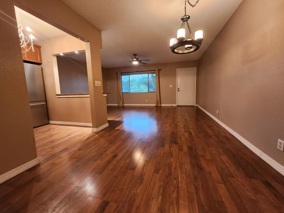 For Sale: $185,000 (1 beds, 1 baths, 756 Square Feet)