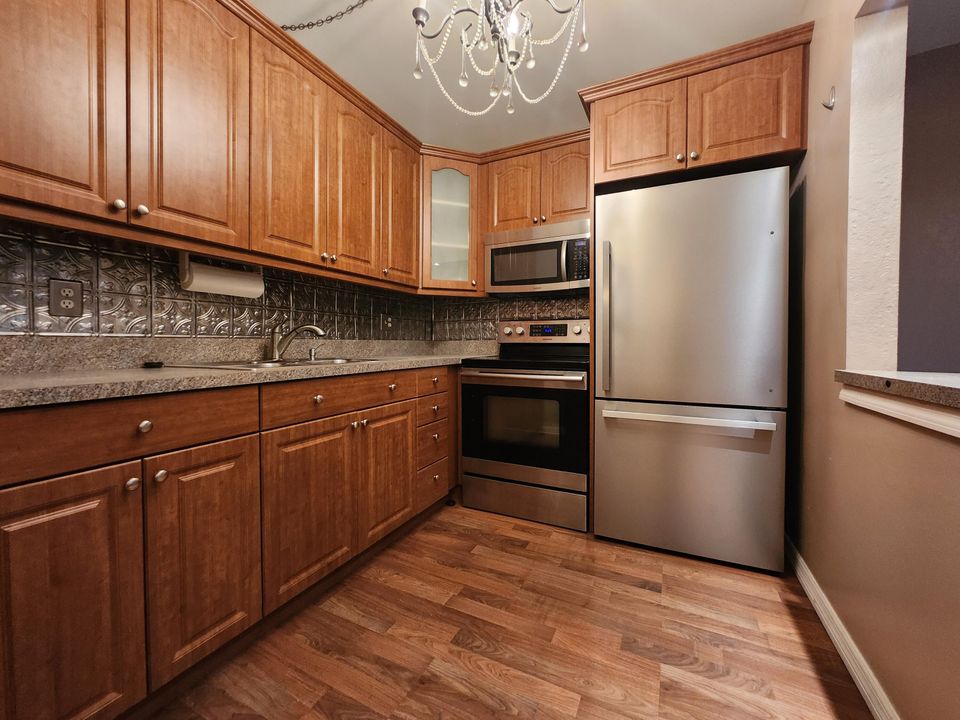 Active With Contract: $185,000 (1 beds, 1 baths, 756 Square Feet)