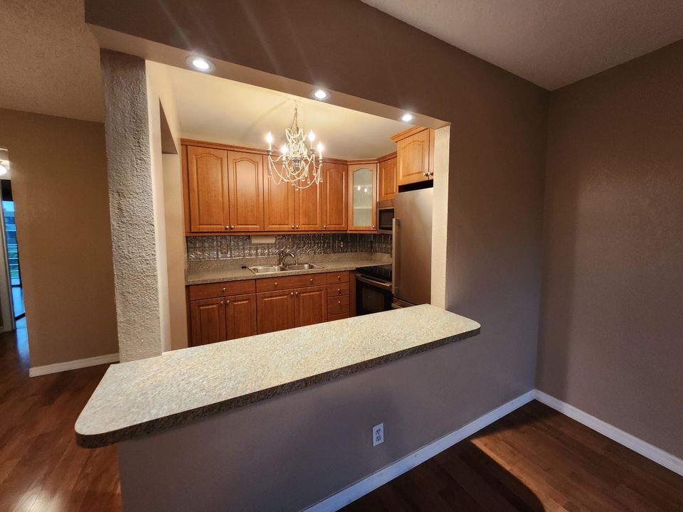 Active With Contract: $185,000 (1 beds, 1 baths, 756 Square Feet)