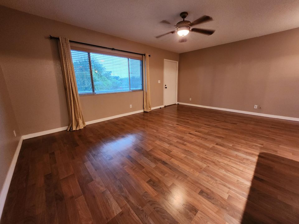 Active With Contract: $185,000 (1 beds, 1 baths, 756 Square Feet)