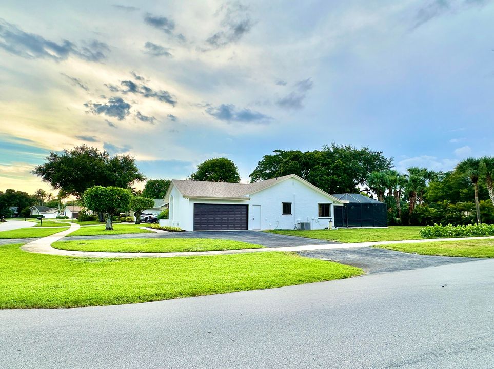 For Sale: $880,000 (4 beds, 2 baths, 2318 Square Feet)