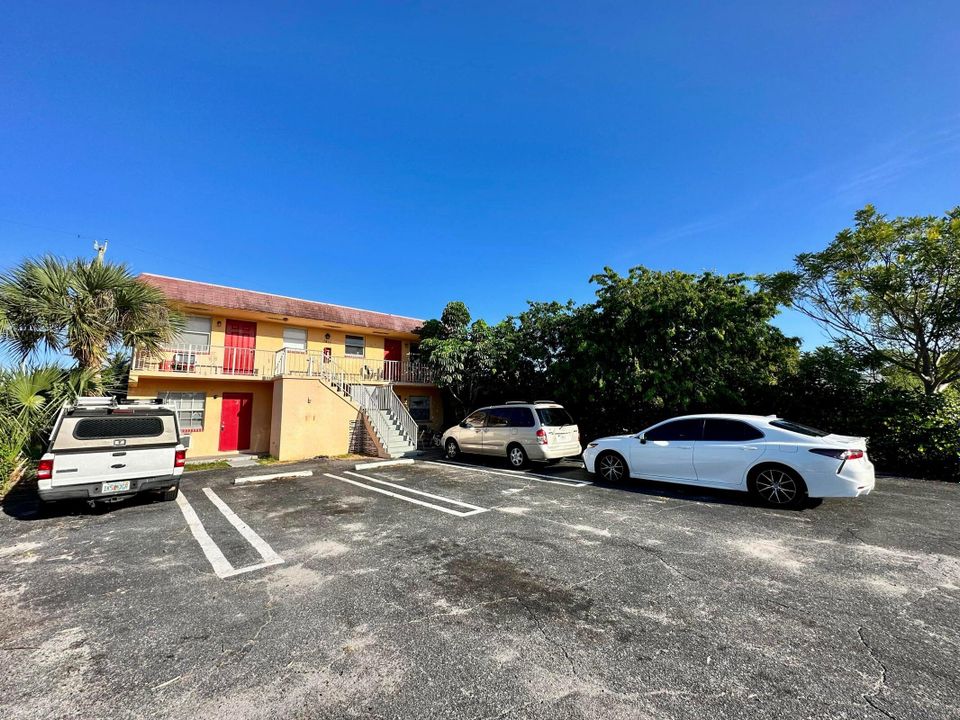 Active With Contract: $1,550 (1 beds, 1 baths, 850 Square Feet)