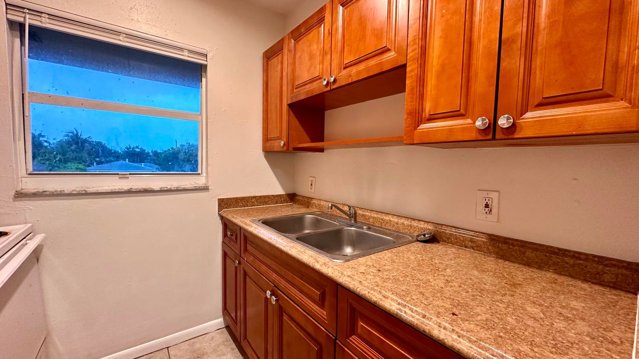 Active With Contract: $1,550 (1 beds, 1 baths, 850 Square Feet)