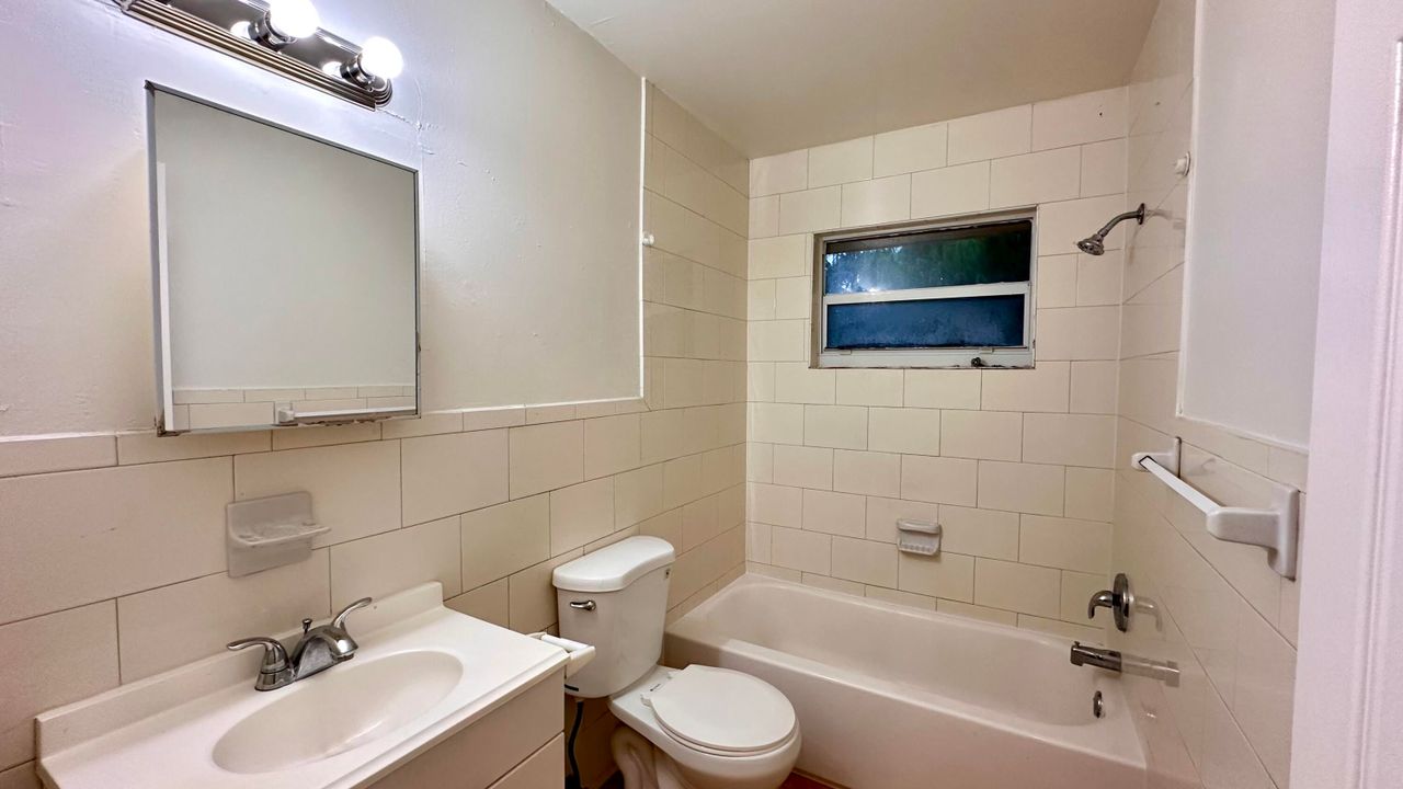 Active With Contract: $1,550 (1 beds, 1 baths, 850 Square Feet)