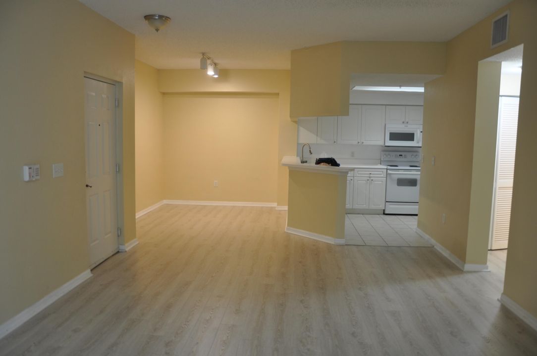 For Rent: $1,950 (1 beds, 1 baths, 819 Square Feet)