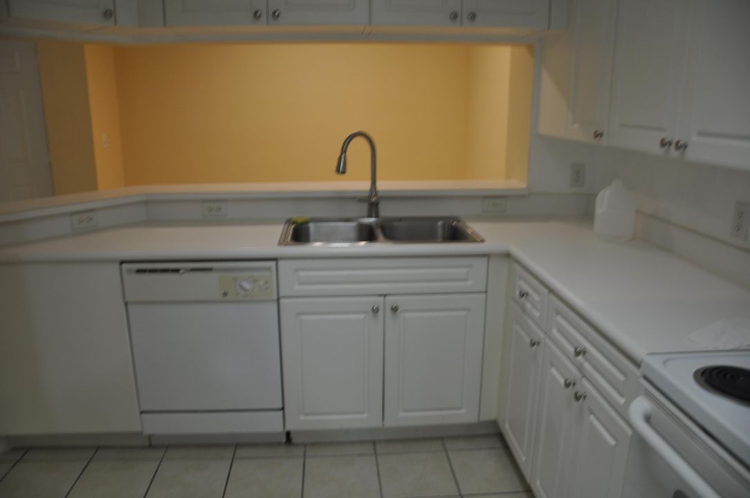 For Rent: $1,950 (1 beds, 1 baths, 819 Square Feet)