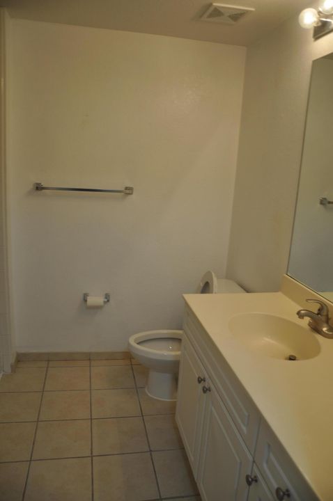 For Rent: $1,950 (1 beds, 1 baths, 819 Square Feet)