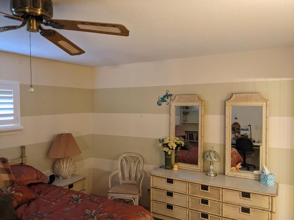 For Sale: $129,000 (2 beds, 1 baths, 894 Square Feet)