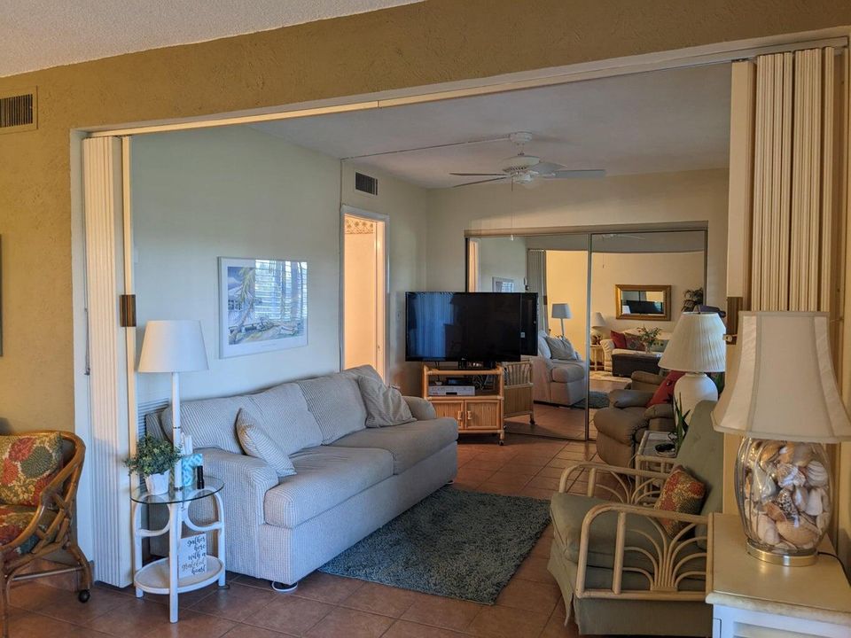 For Sale: $95,000 (2 beds, 1 baths, 894 Square Feet)