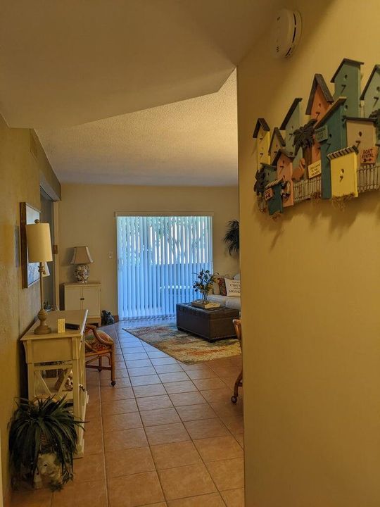 For Sale: $129,000 (2 beds, 1 baths, 894 Square Feet)