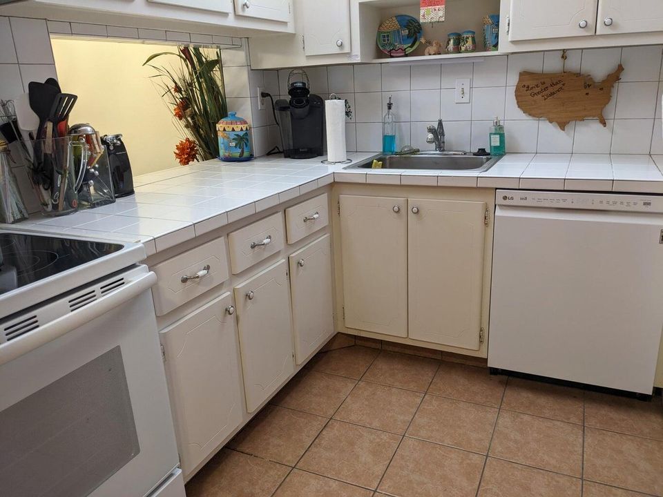 For Sale: $129,000 (2 beds, 1 baths, 894 Square Feet)