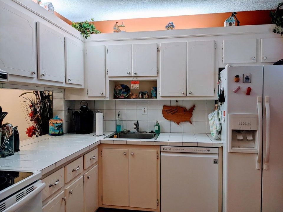 For Sale: $95,000 (2 beds, 1 baths, 894 Square Feet)