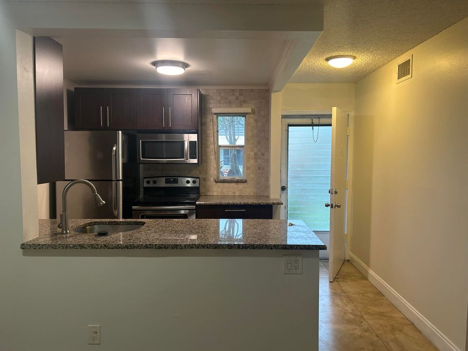 For Sale: $155,000 (2 beds, 2 baths, 872 Square Feet)