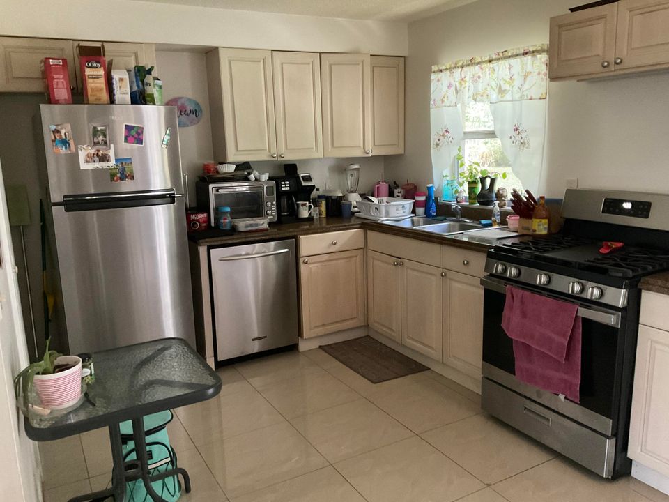 For Sale: $268,999 (2 beds, 1 baths, 880 Square Feet)