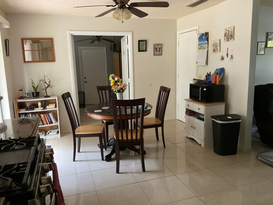 For Sale: $268,999 (2 beds, 1 baths, 880 Square Feet)