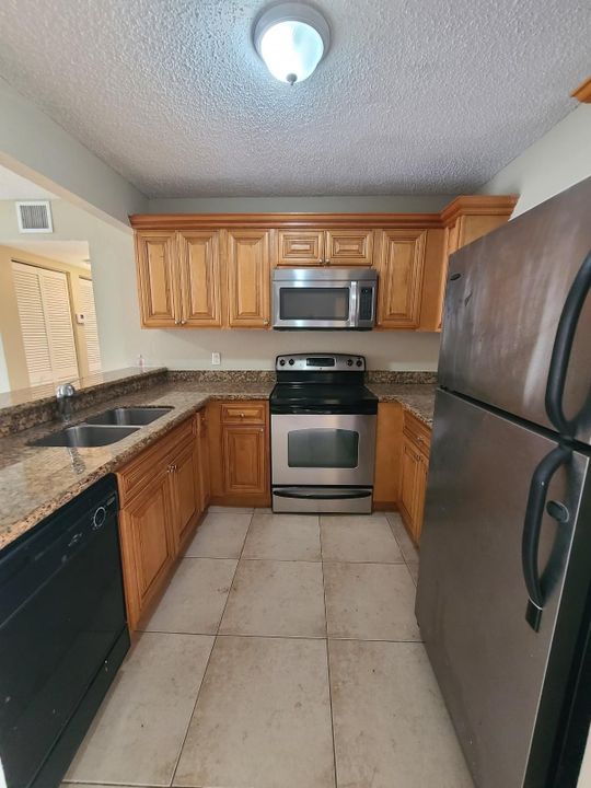 For Rent: $1,950 (2 beds, 2 baths, 904 Square Feet)