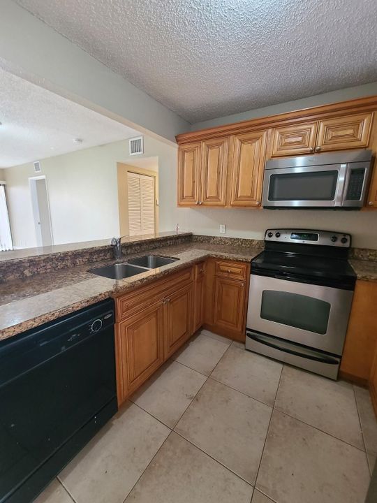 For Rent: $1,950 (2 beds, 2 baths, 904 Square Feet)