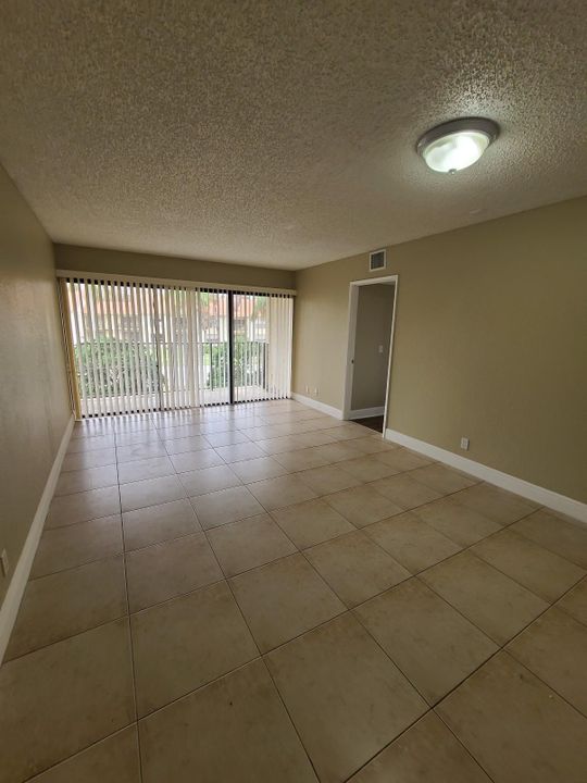 For Rent: $1,950 (2 beds, 2 baths, 904 Square Feet)