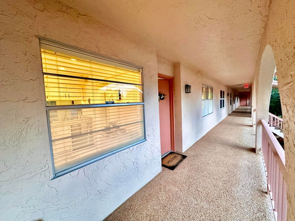 For Sale: $198,900 (2 beds, 2 baths, 962 Square Feet)