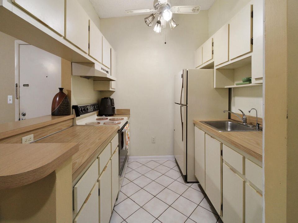 For Sale: $134,900 (1 beds, 1 baths, 624 Square Feet)