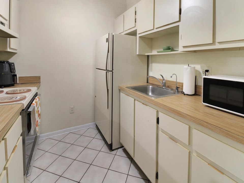 For Sale: $134,900 (1 beds, 1 baths, 624 Square Feet)