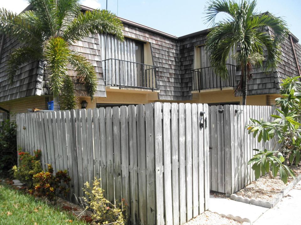 For Sale: $285,000 (2 beds, 2 baths, 1232 Square Feet)