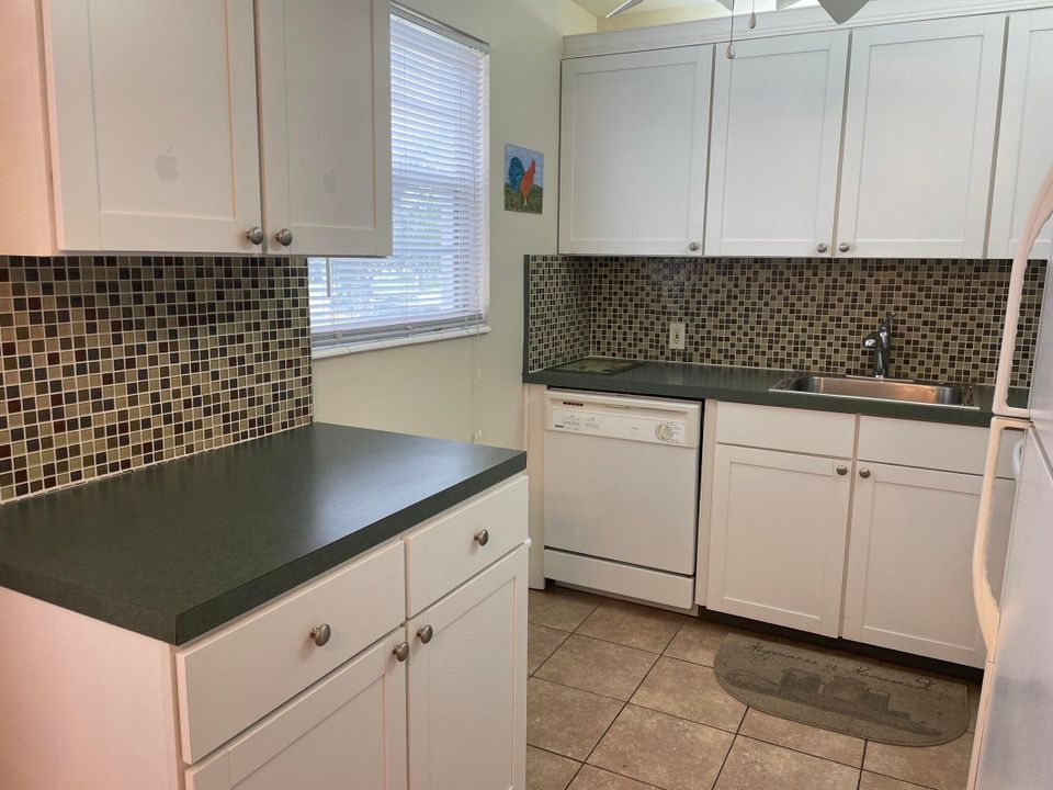 For Sale: $152,425 (2 beds, 1 baths, 840 Square Feet)