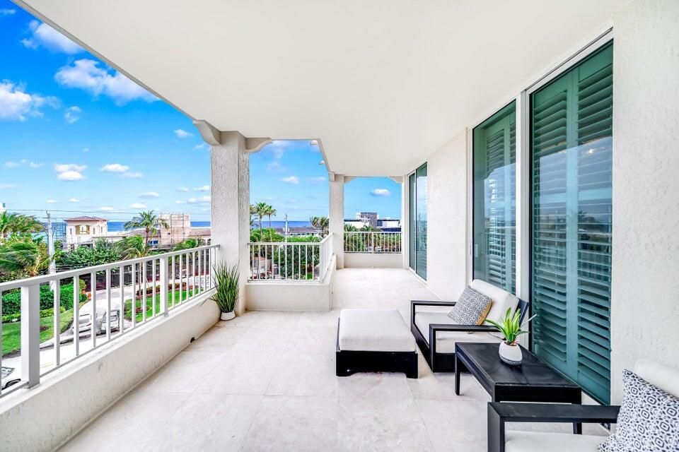 Active With Contract: $2,350,000 (3 beds, 3 baths, 2661 Square Feet)