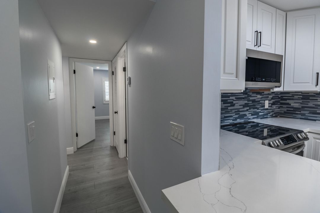 For Sale: $300,000 (2 beds, 2 baths, 902 Square Feet)