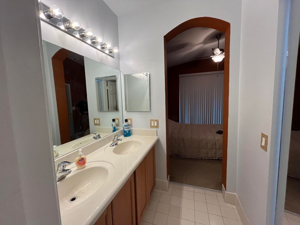 For Sale: $257,000 (2 beds, 2 baths, 1022 Square Feet)