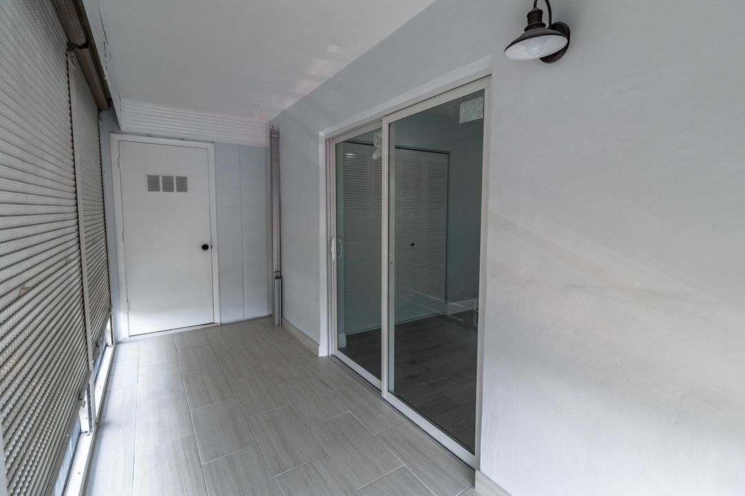 For Sale: $300,000 (2 beds, 2 baths, 902 Square Feet)
