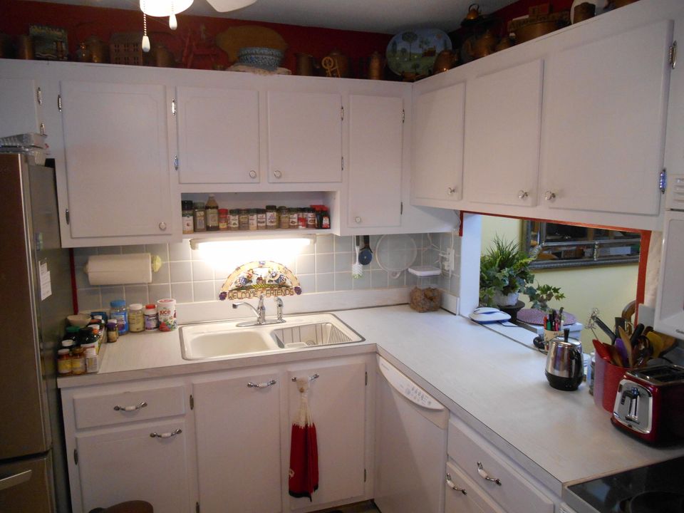 For Sale: $109,000 (2 beds, 1 baths, 894 Square Feet)