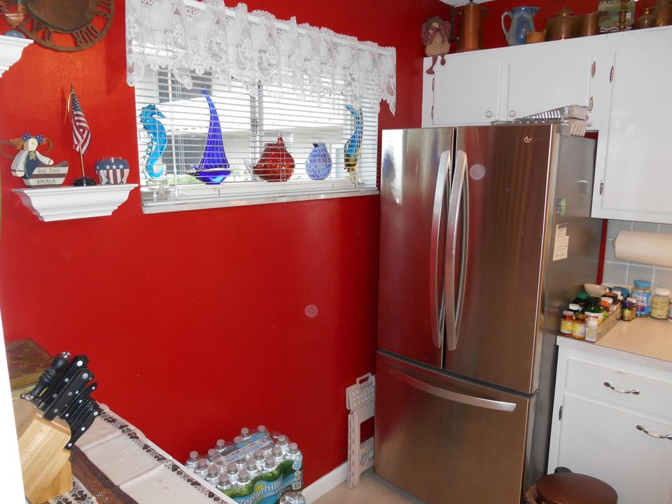 For Sale: $109,000 (2 beds, 1 baths, 894 Square Feet)