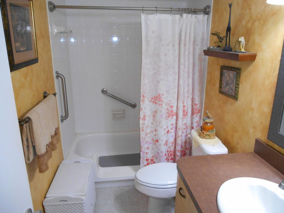 For Sale: $109,000 (2 beds, 1 baths, 894 Square Feet)