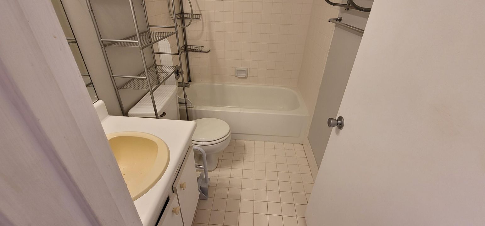 For Sale: $160,000 (1 beds, 1 baths, 685 Square Feet)