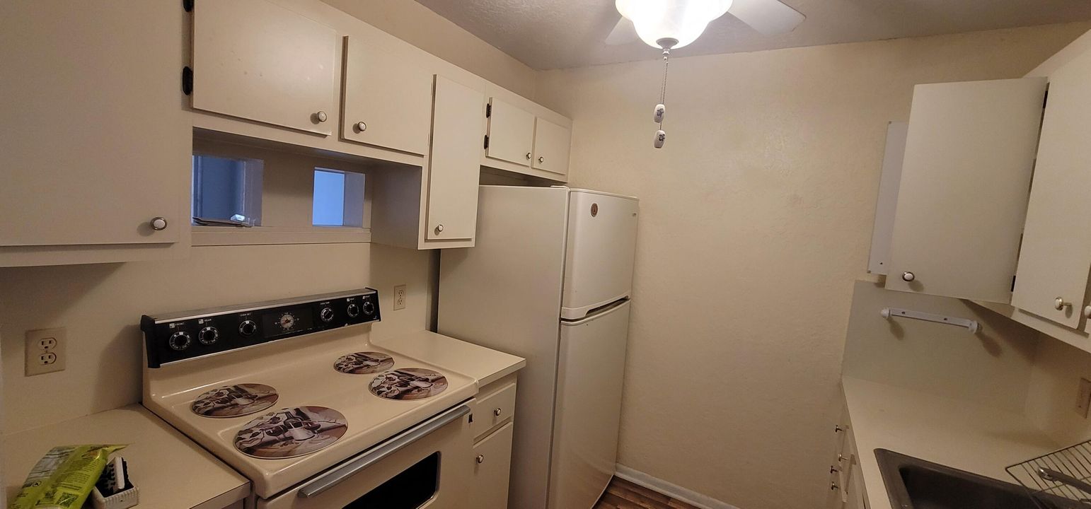 For Sale: $160,000 (1 beds, 1 baths, 685 Square Feet)