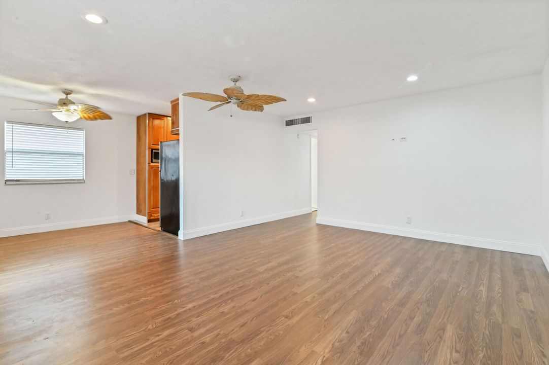 For Sale: $189,000 (2 beds, 2 baths, 883 Square Feet)