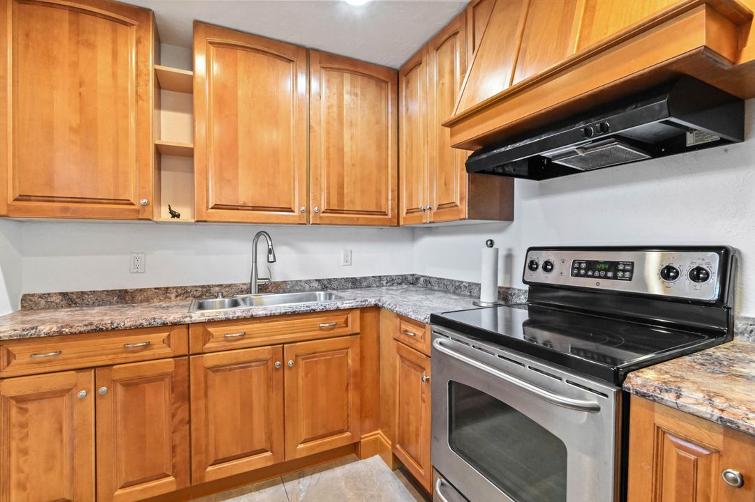 For Sale: $189,000 (2 beds, 2 baths, 883 Square Feet)