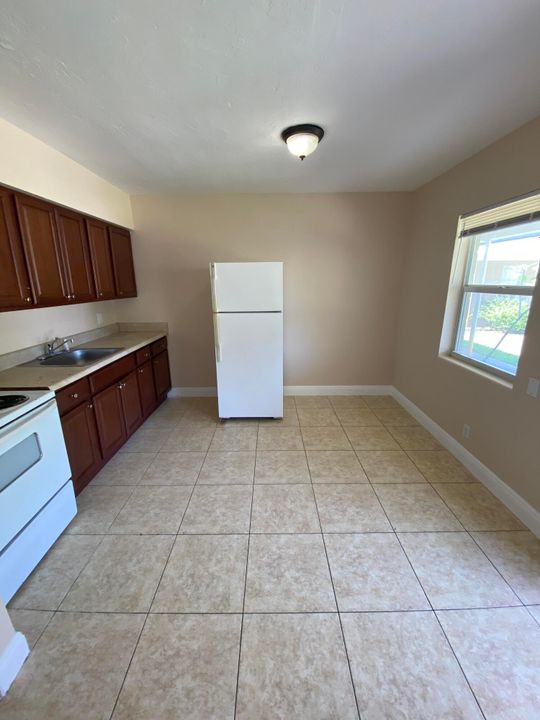 Active With Contract: $1,500 (1 beds, 1 baths, 706 Square Feet)