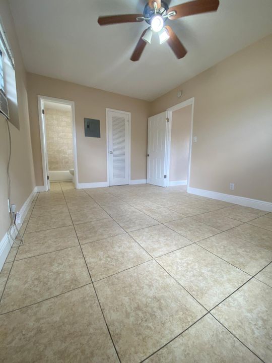 Active With Contract: $1,500 (1 beds, 1 baths, 706 Square Feet)