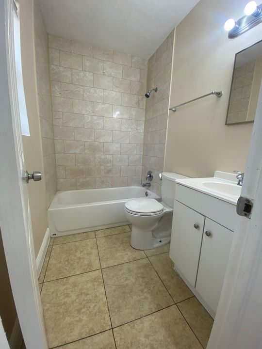 Active With Contract: $1,500 (1 beds, 1 baths, 706 Square Feet)