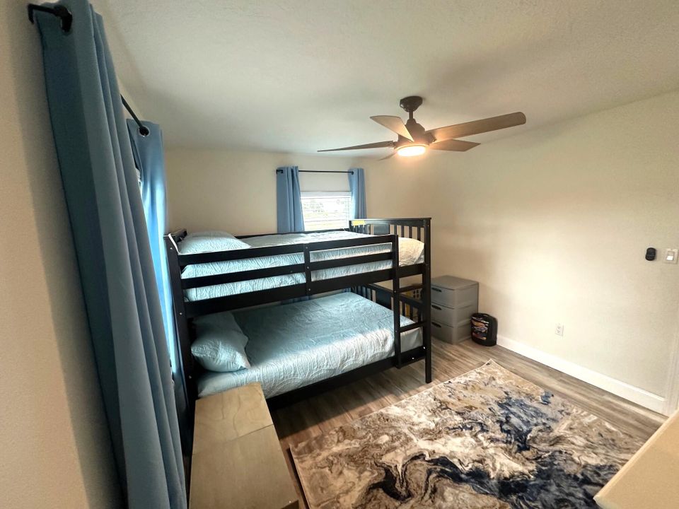 For Sale: $239,999 (2 beds, 1 baths, 728 Square Feet)