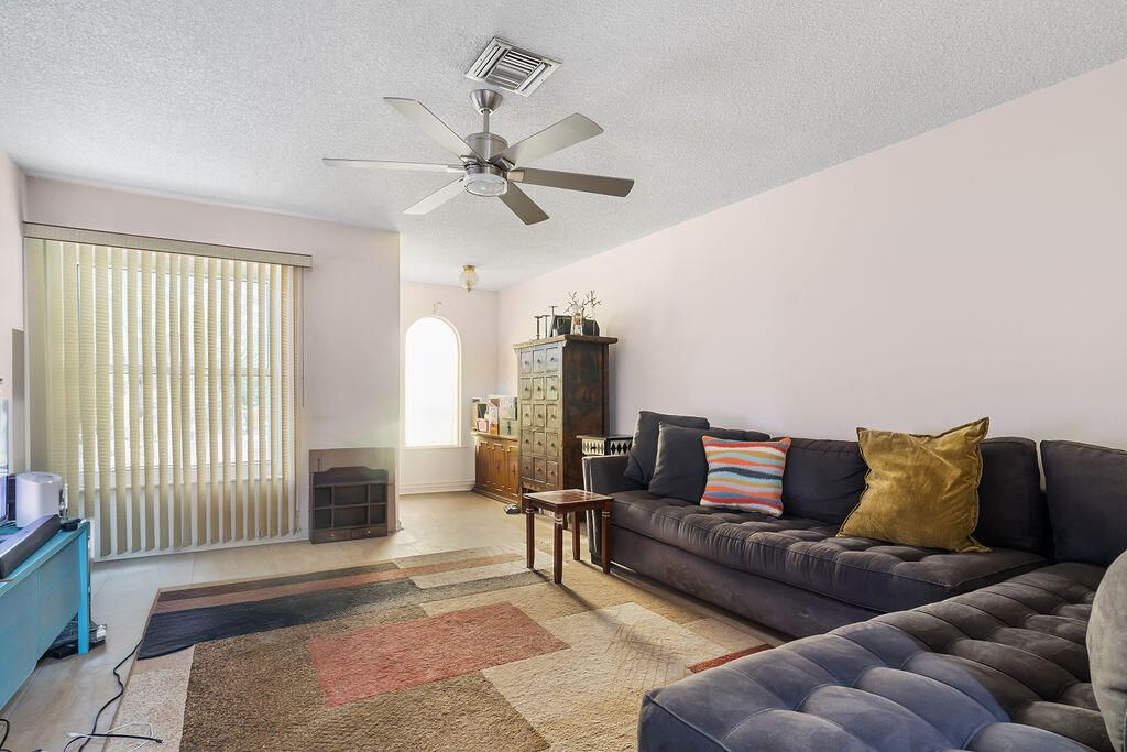 Active With Contract: $325,000 (2 beds, 1 baths, 1055 Square Feet)