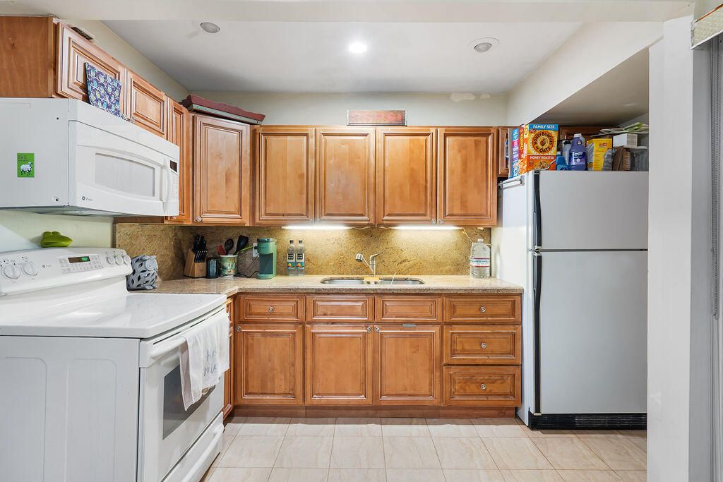 Active With Contract: $325,000 (2 beds, 1 baths, 1055 Square Feet)